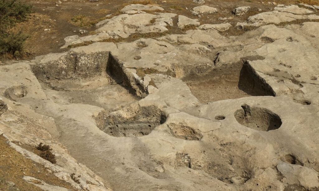 Imagem Ilustrando a Notícia: Arqueólogos descobrem prensa de vinho de 2.700 anos no norte do Iraque