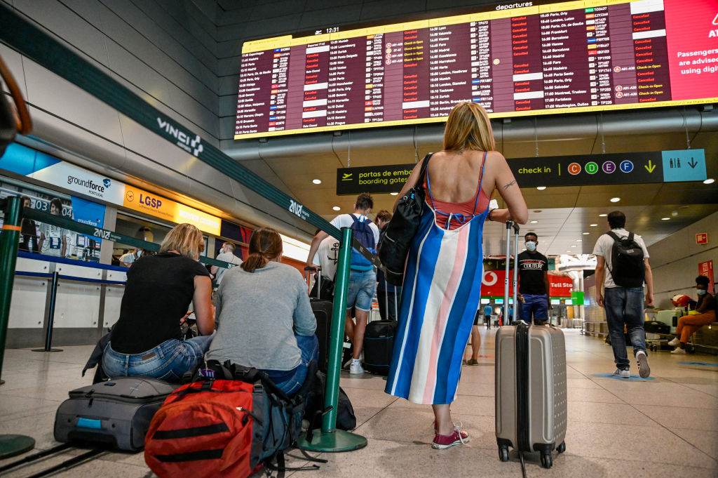 Imagem Ilustrando a Notícia: Família que ficou mais de 12 horas em aeroporto após atraso de voo será indenizada
