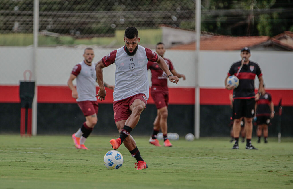 Imagem Ilustrando a Notícia: Em partida atrasada, Atlético-GO visita o Flamengo no Maracanã