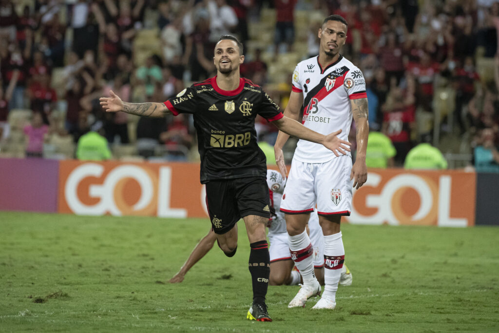 Imagem Ilustrando a Notícia: Com dois gols de Michael, Flamengo vence Atlético-GO em jogo atrasado