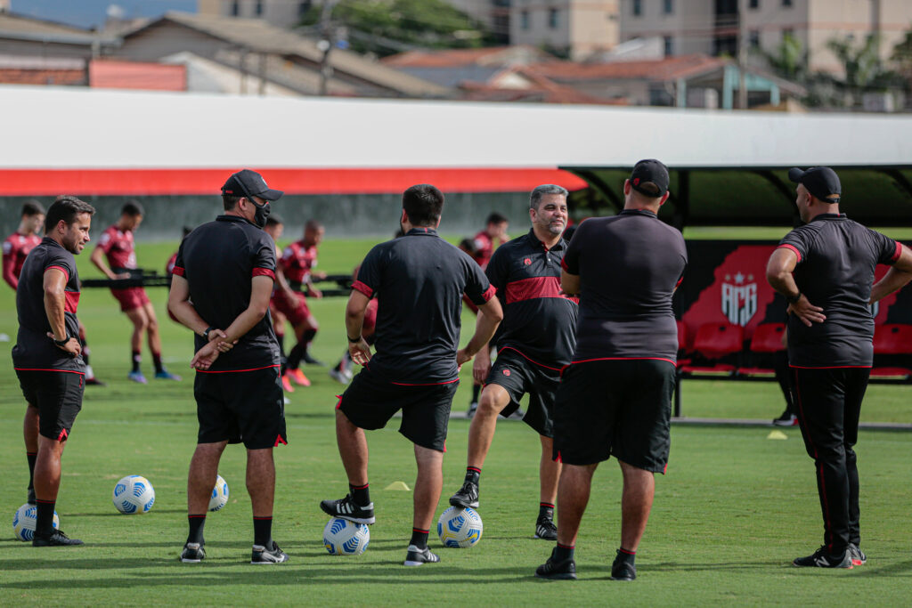 Imagem Ilustrando a Notícia: Pressionado e com possíveis mudanças, Atlético-GO recebe o Ceará no Accioly