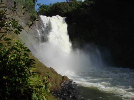 Imagem Ilustrando a Notícia: Após cair de cachoeira de 30 m de altura, homem desaparece em Aporé (GO)