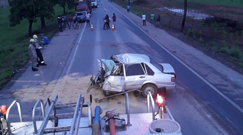 Imagem Ilustrando a Notícia: Colisão entre carro e caminhão deixa vítima fatal na BR-153, próximo a Porangatu