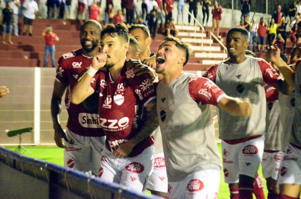 Imagem Ilustrando a Notícia: Vila Nova derrota o Londrina e confirma manutenção na Segundona
