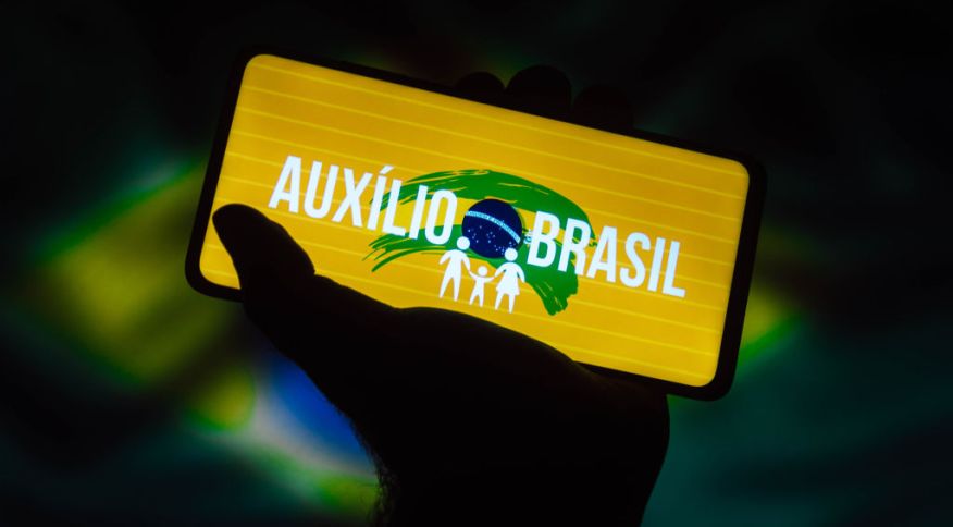 Imagem Ilustrando a Notícia: Primeiro dia de pagamento do Auxílio Brasil é marcado por filas e dúvidas