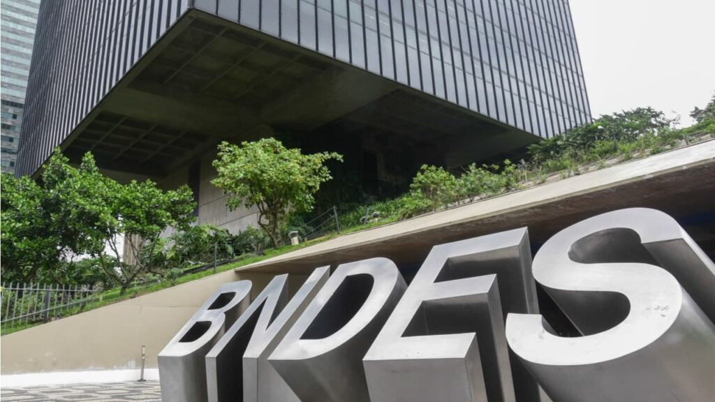 Imagem Ilustrando a Notícia: BNDES cria linha de crédito de até R$ 21 mil para MEI; saiba como solicitar