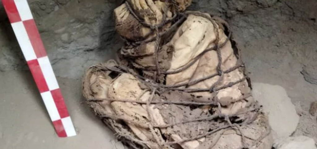 Imagem Ilustrando a Notícia: Arqueólogos encontram múmia com idade entre 800 e 1.200 anos em sítio arqueológico no Peru