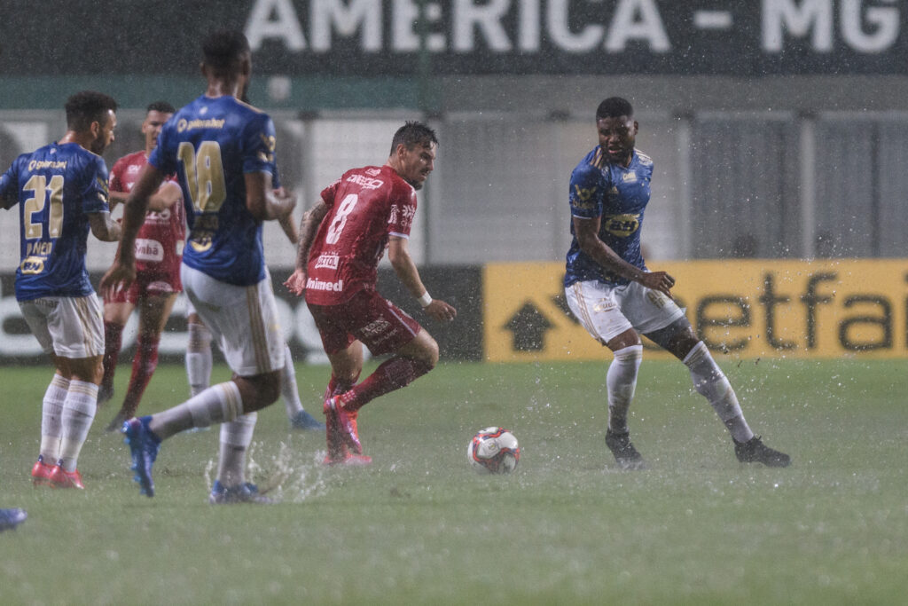 Imagem Ilustrando a Notícia: Com muita chuva e dois gols de pênalti, Vila Nova empata com o Cruzeiro, fora de casa