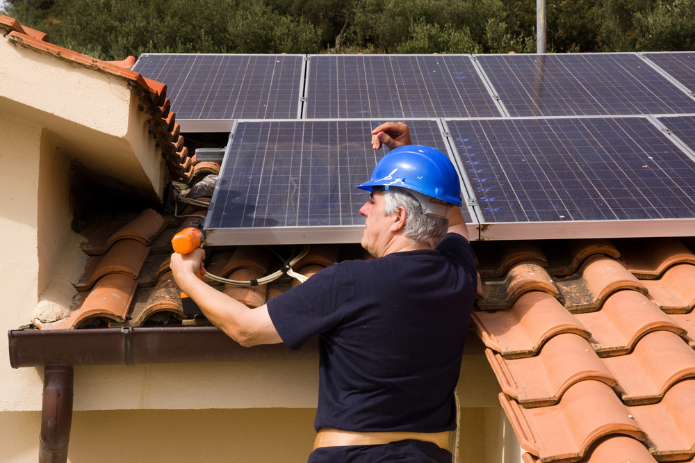 Imagem Ilustrando a Notícia: Com a alta da tarifa elétrica, demanda por instalação de painéis solares cresce 40%