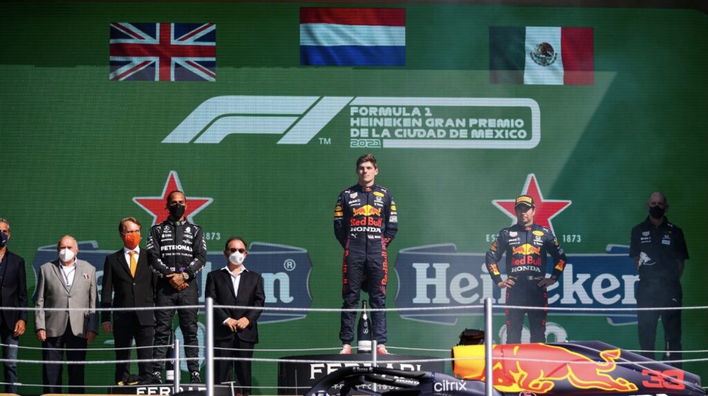 Imagem Ilustrando a Notícia: Verstappen assume a ponta na primeira curva e vence no México