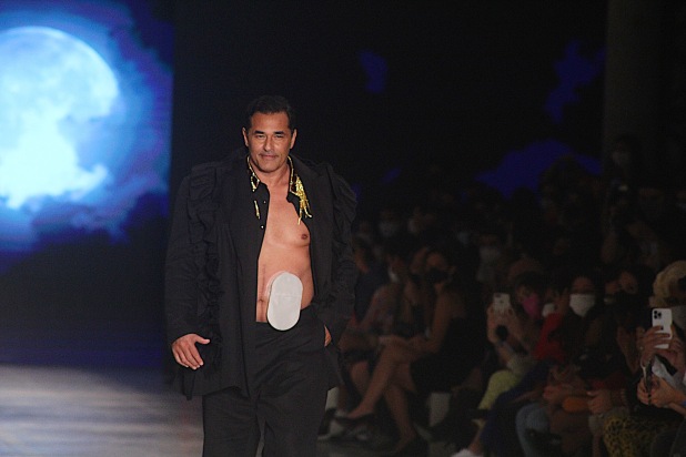 Imagem Ilustrando a Notícia: Após desfilar usando uma bolsa de estomia, Luciano Szafir é destaque no São Paulo Fashion Week