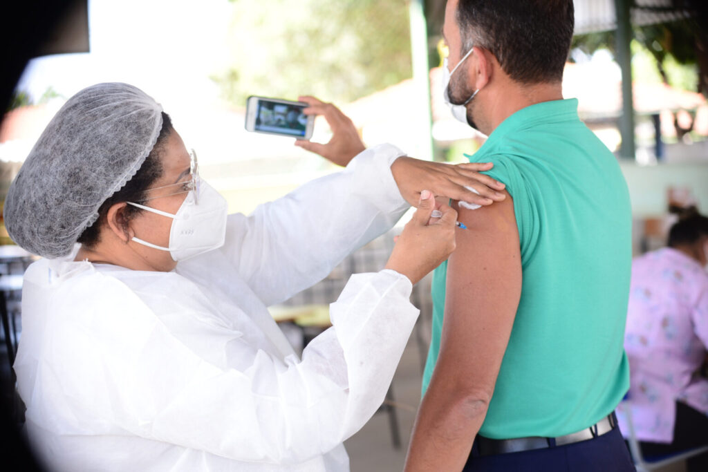 Imagem Ilustrando a Notícia: Confira os grupos atendidos e os pontos de vacinação contra Covid-19 em Goiânia neste sábado (6)