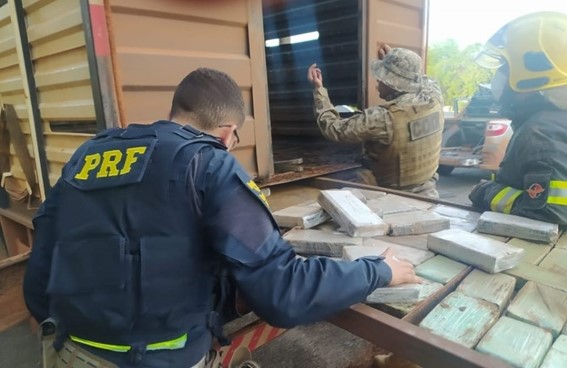 Imagem Ilustrando a Notícia: Caminhão boiadeiro é apreendido com 300kg de cocaína em Uruaçu