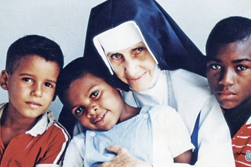 Imagem Ilustrando a Notícia: Brasil pode ganhar feriado nacional em homenagem a Irmã Dulce, primeira santa brasileira