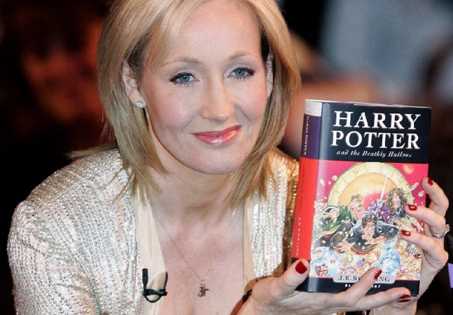 Imagem Ilustrando a Notícia: J.K. Rowling e transfobia: Relançamento de Harry Potter reacende críticas a autora. Entenda