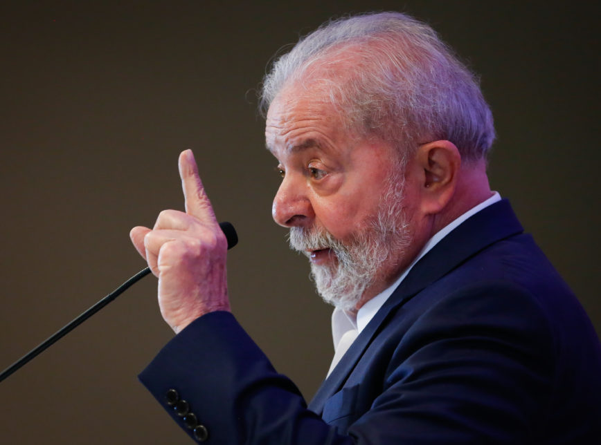 Imagem Ilustrando a Notícia: “Não vamos manter essa política de preços”, diz Lula sobre valor dos combustíveis na Petrobras