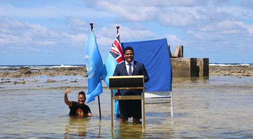 Imagem Ilustrando a Notícia: Ministro da ilha de Tuvalu discursa de dentro do mar para alertar sobre impactos da mudança climática
