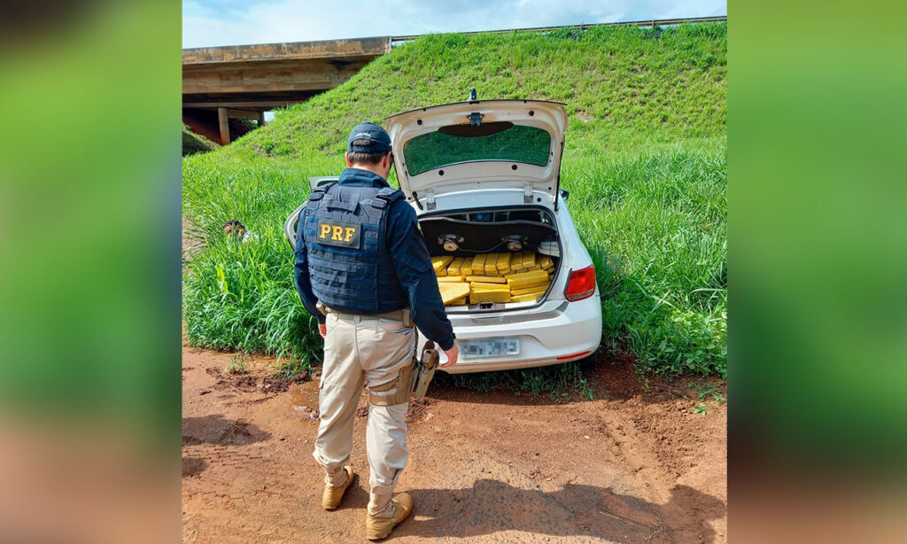 Imagem Ilustrando a Notícia: Após tentativa de fuga, PRF apreende 200 kg de maconha em porta-malas de carro