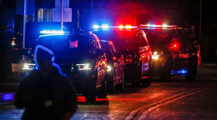 Imagem Ilustrando a Notícia: Cinco pessoas morrem e 40 ficam feridas após carro invadir desfile de Natal, nos EUA