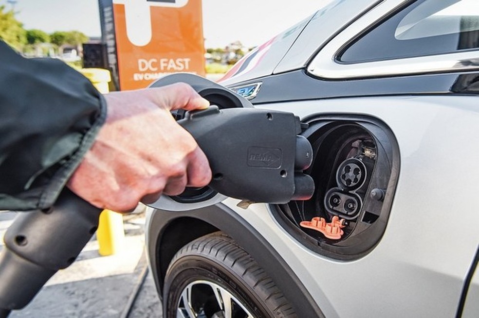 Imagem Ilustrando a Notícia: Venda de automóveis elétricos cresce em meio à alta dos combustíveis