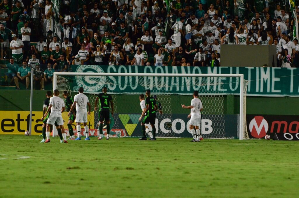 Imagem Ilustrando a Notícia: Goiás sofre dois gols, mas busca empate nos minutos finais contra a Ponte Preta