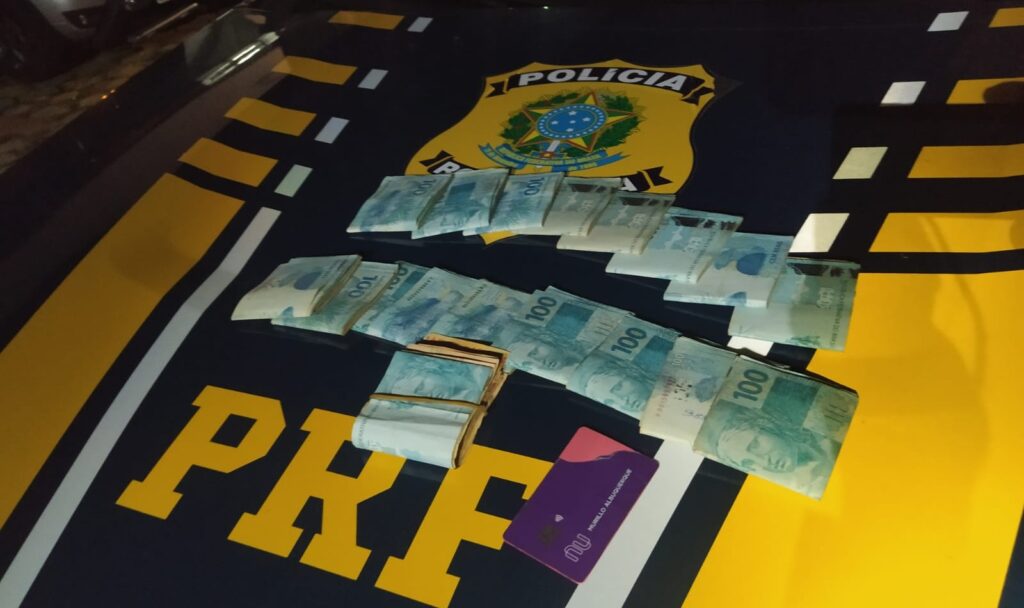 Imagem Ilustrando a Notícia: PRF prende três pessoas com R$ 18 mil provenientes de golpes financeiros na internet