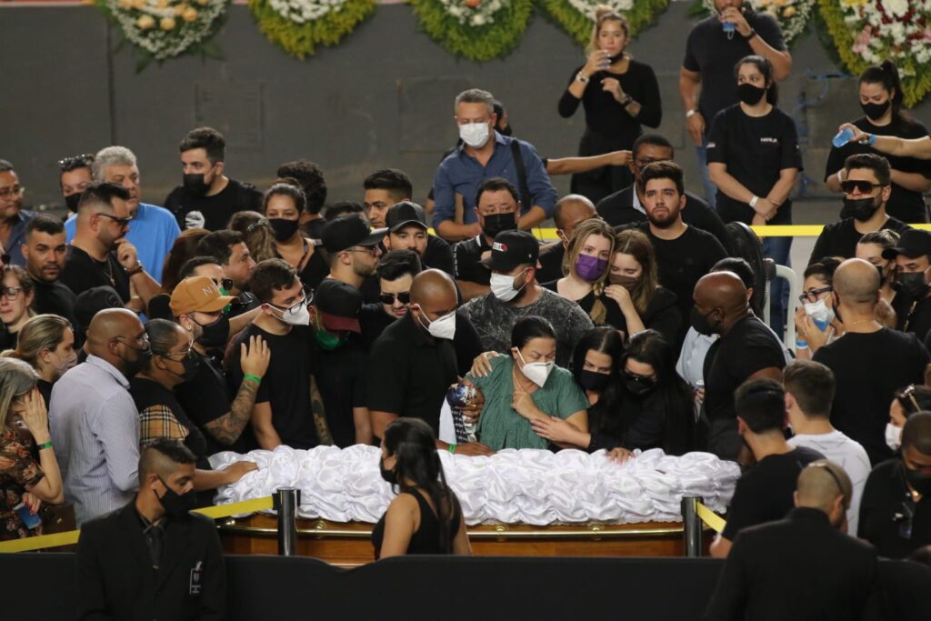 Imagem Ilustrando a Notícia: Cantores amigos de Marília Mendonça chegam ao velório para prestar homenagens