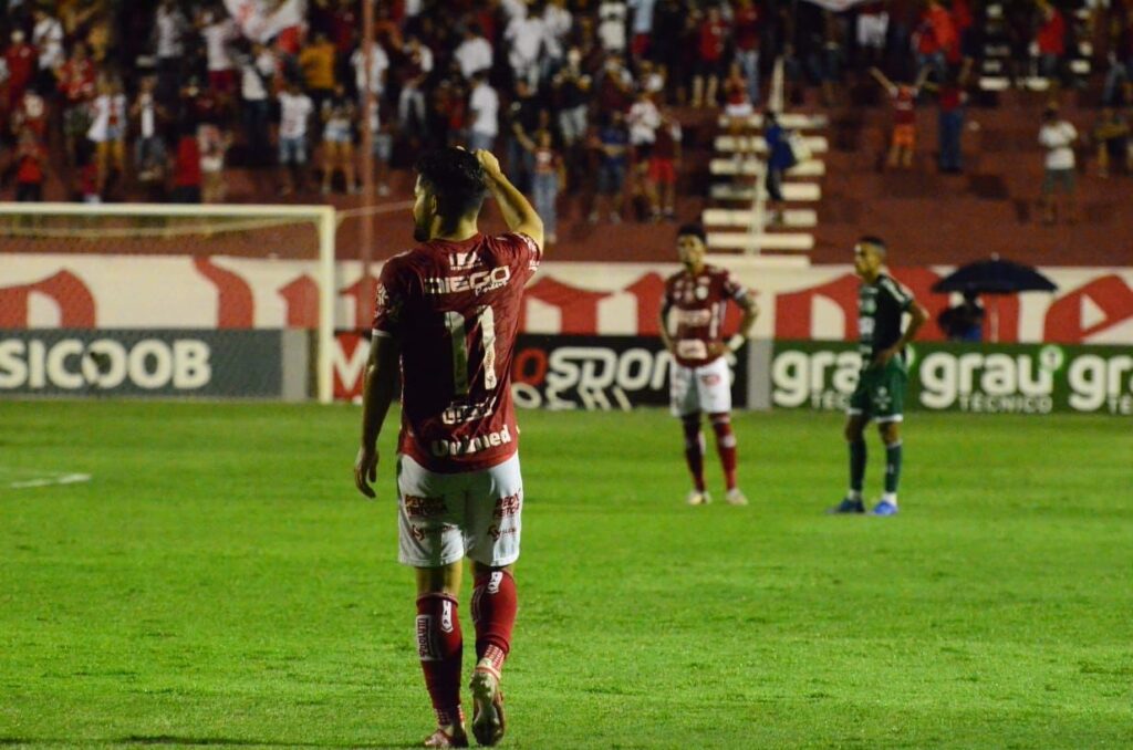 Imagem Ilustrando a Notícia: Vila Nova marca duas vezes, mas sofre empate do Guarani no OBA