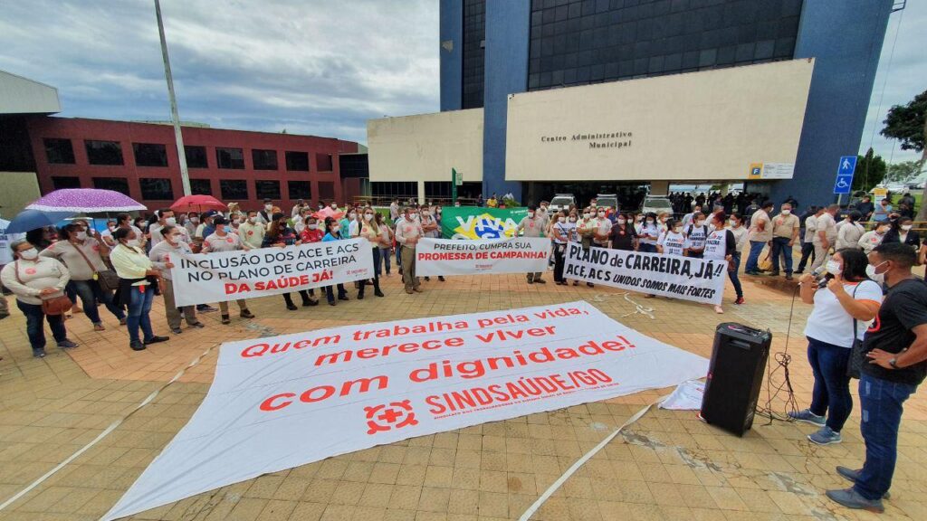 Imagem Ilustrando a Notícia: Agentes de Saúde manifestam em frente ao Paço Municipal de Goiânia contra lei 8.916/10