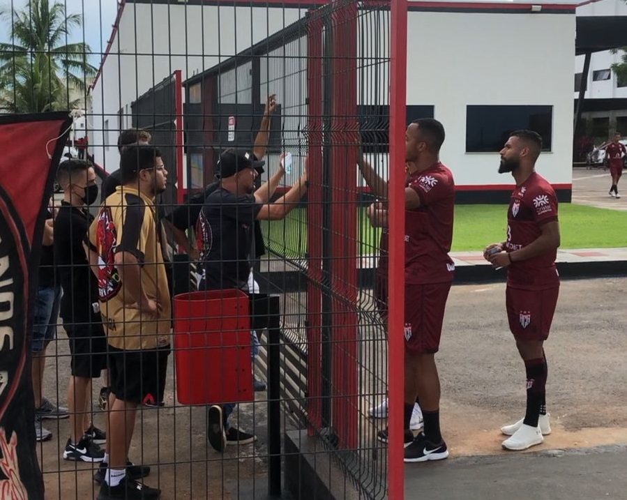 Imagem Ilustrando a Notícia: Torcida comparece no último treino do Atlético-GO e conversa com jogadores e treinador