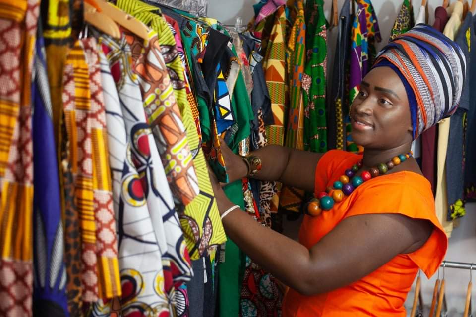 Imagem Ilustrando a Notícia: Estilista guineense realiza o desfile África Fashion Tribal no mês da Consciência Negra