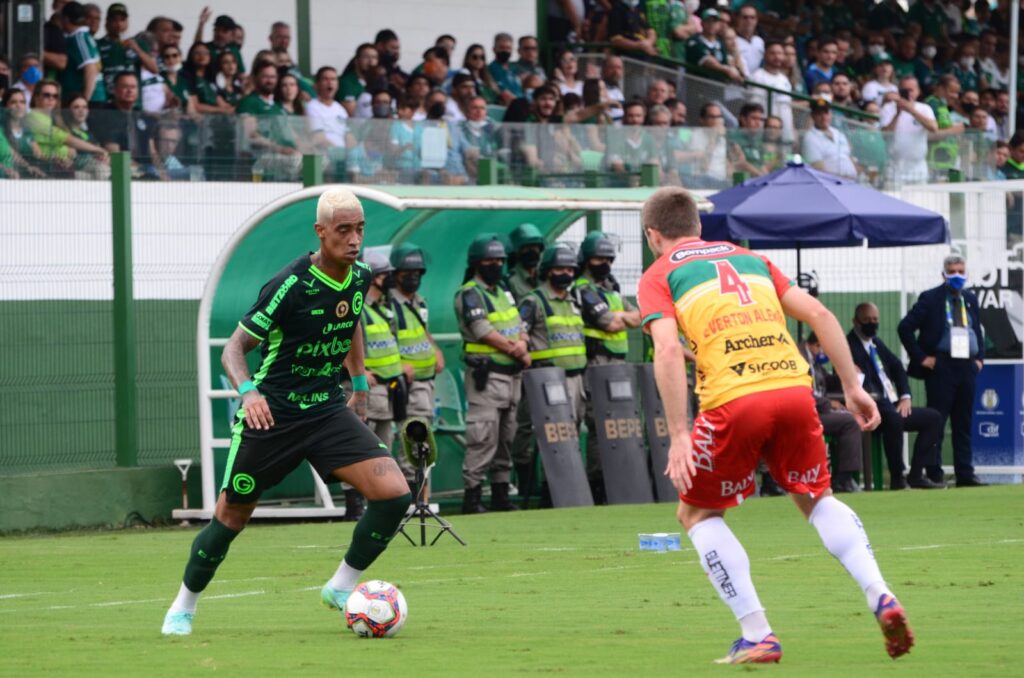 Imagem Ilustrando a Notícia: Na despedida da segunda divisão, Goiás busca empate contra o Brusque, na Serrinha
