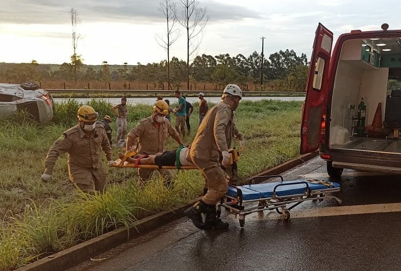Imagem Ilustrando a Notícia: Cinco pessoas ficam feridas após veículo perder o controle e capotar na BR-153, em Anápolis