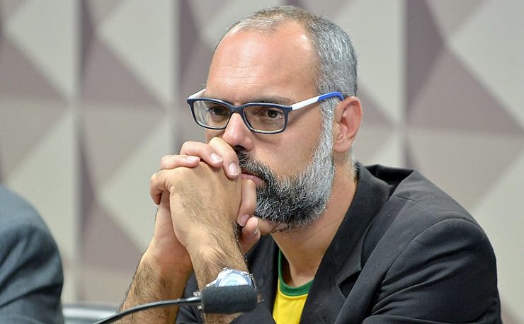 Imagem Ilustrando a Notícia: Com prisão decretada, Allan dos Santos faz novos ataques a Alexandre de Morais