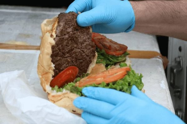 Imagem Ilustrando a Notícia: Grupo suspeito de fornecer carne de cavalo a 60% das hamburguerias é preso