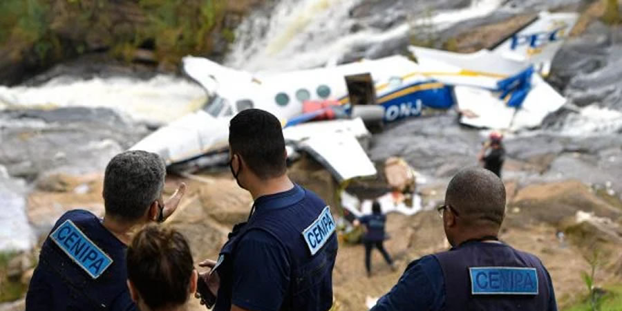 Imagem Ilustrando a Notícia: Polícia conclui que Marília Mendonça morreu de politraumatismo na queda de avião em MG