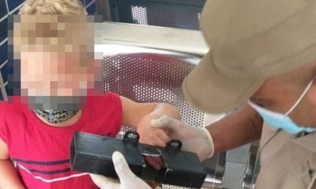 Imagem Ilustrando a Notícia: Criança de 3 anos prende dedos em cadeira em UPA de Goiânia