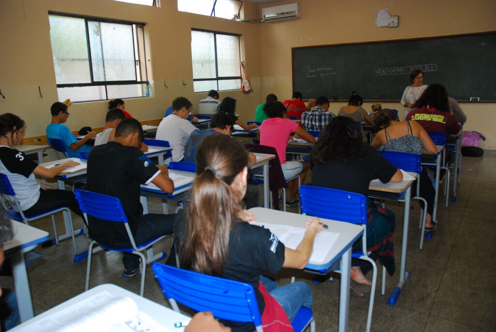 Imagem Ilustrando a Notícia: Escolas municipais terão aulas vespertinas suspensas para homenagens a Iris Rezende