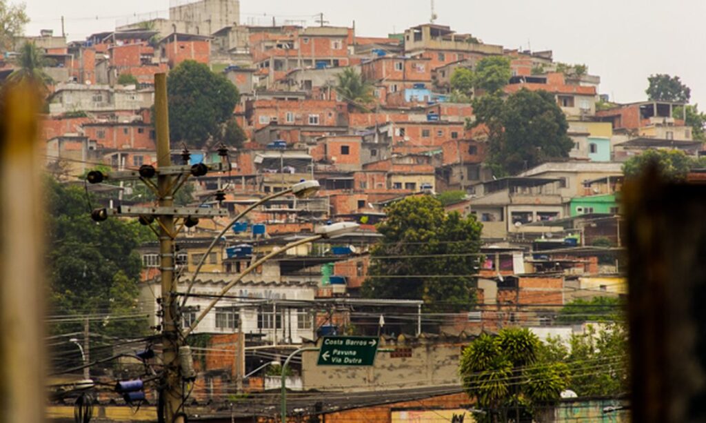 Imagem Ilustrando a Notícia: Em 35 anos, áreas ocupadas por favelas no Brasil cresceram 51%