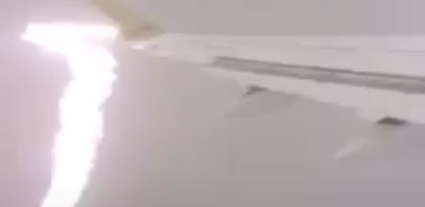 Imagem Ilustrando a Notícia: Avião é atingido por raio durante voo. Assista vídeo gravado por passageiro