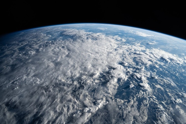 Imagem Ilustrando a Notícia: Viagem de turistas ao espaço proporciona fotos incríveis e controvérsia por risco ambiental; entenda