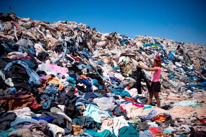 Imagem Ilustrando a Notícia: Moda descartável: 40 mil toneladas de roupas se acumulam no deserto do Atacama