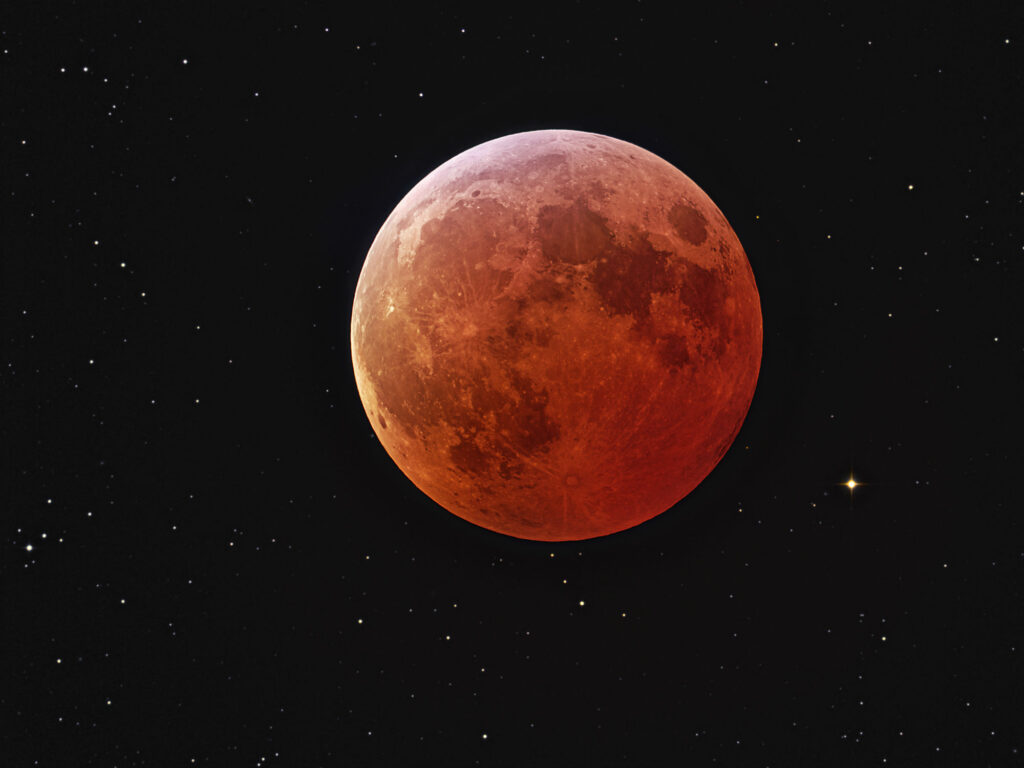 Imagem Ilustrando a Notícia: Eclipse lunar mais longo do século será visto do Brasil na próxima sexta-feira (19)