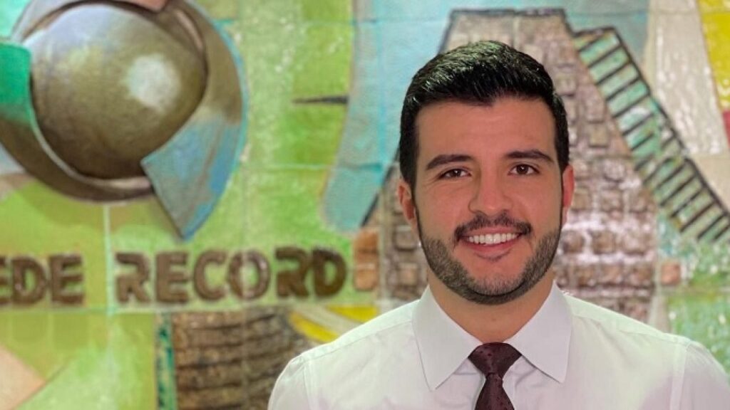 Imagem Ilustrando a Notícia: Matheus Ribeiro anuncia saída da RecordTV e colunista diz que jornalista vai investir em política