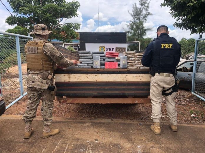 Imagem Ilustrando a Notícia: Tráfico de drogas: caminhão que transportava cocaína é apreendido em Goiás
