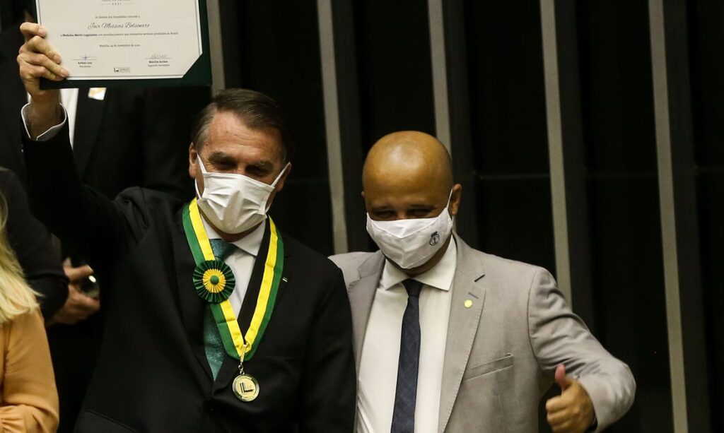 Imagem Ilustrando a Notícia: Indicado pelo Deputado Vitor Hugo, Bolsonaro recebe medalha do mérito legislativo no Congresso Nacional
