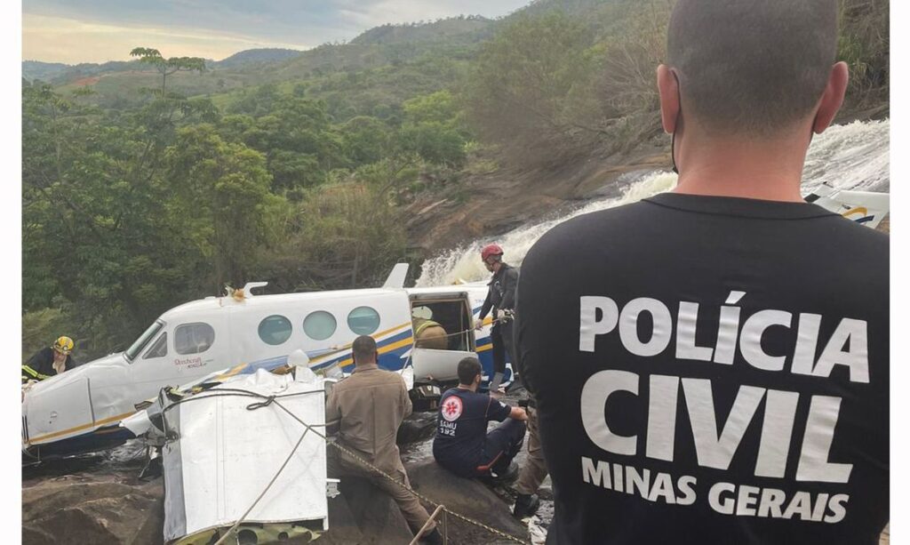Imagem Ilustrando a Notícia: Marília Mendonça: corpos de tripulantes de aeronave são sepultados no Distrito Federal