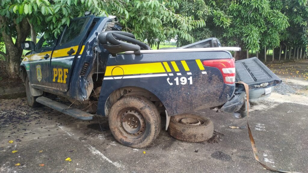 Imagem Ilustrando a Notícia: Policial rodoviário morre após colisão com árvore em acidente na BR-153, em Campinorte