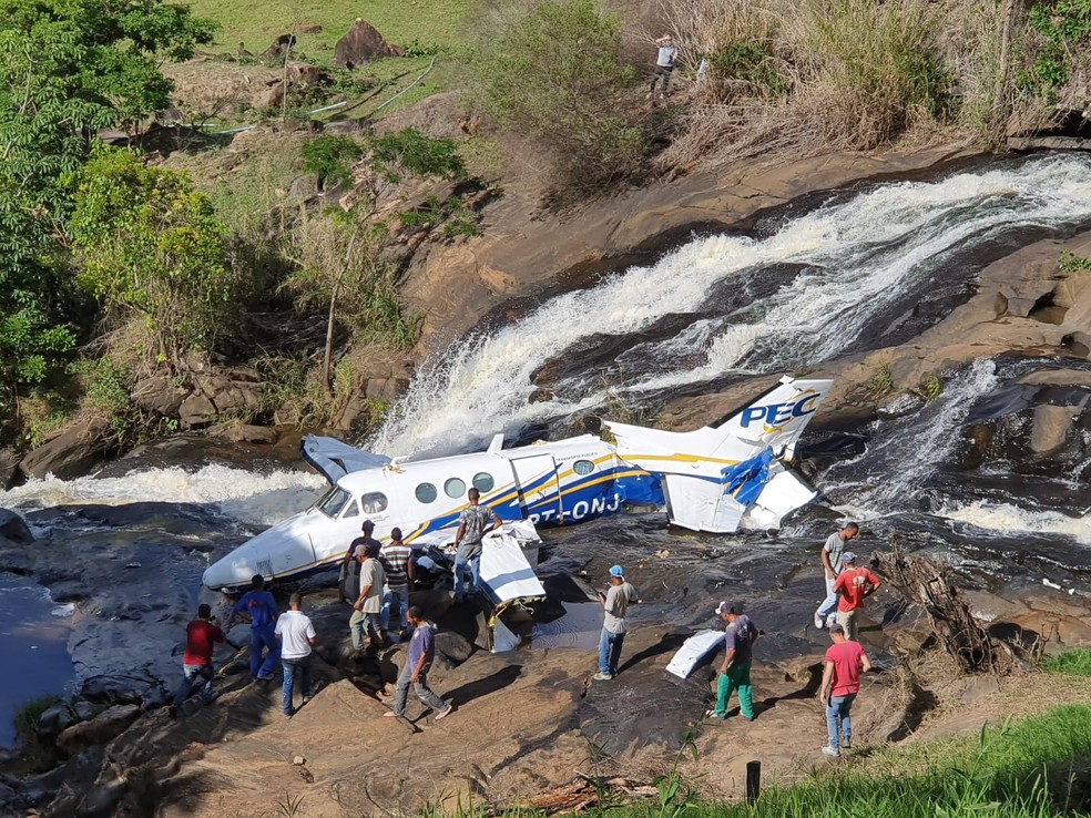 Imagem Ilustrando a Notícia: Tragédia: saiba quem estava com Marília Mendonça no avião que caiu em Minas Gerais