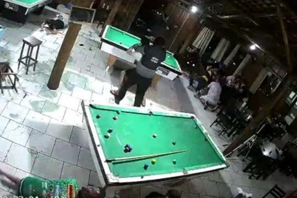 Imagem Ilustrando a Notícia: Câmeras de segurança registram momento que trio armado invade torneio de sinuca e levam R$ 23 mil